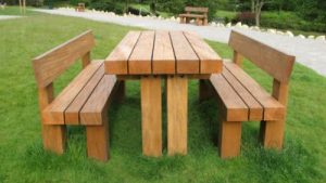 میز و صندلی با چوب پلاست